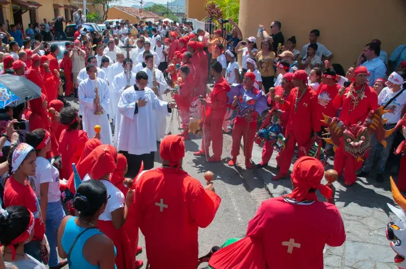 File:Sacerdotes llegan a la iglesia de Yare.jpg