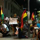 Personas protestando por la libertad política en Santa Cruz, Bolivia.