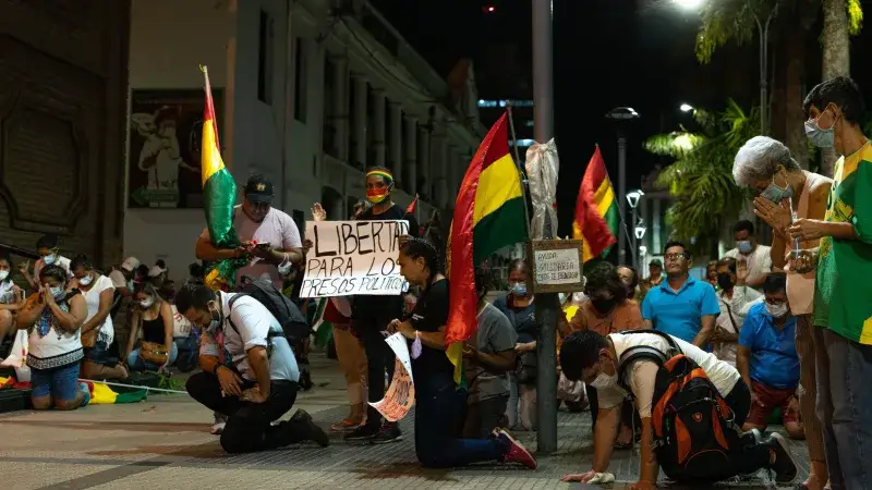Personas protestando por la libertad política en Santa Cruz, Bolivia.