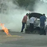 Se incendia camioneta por fuga de gas cerca del colegio Thomson 