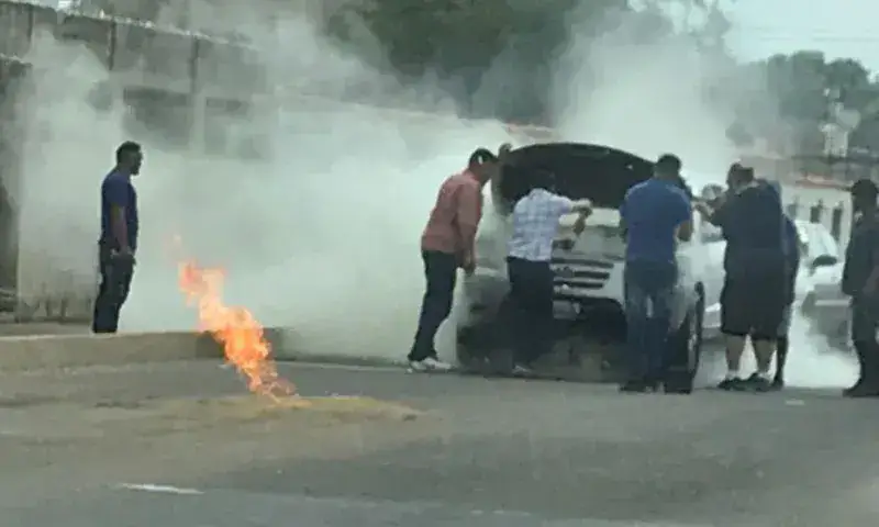 Se incendia camioneta por fuga de gas cerca del colegio Thomson 