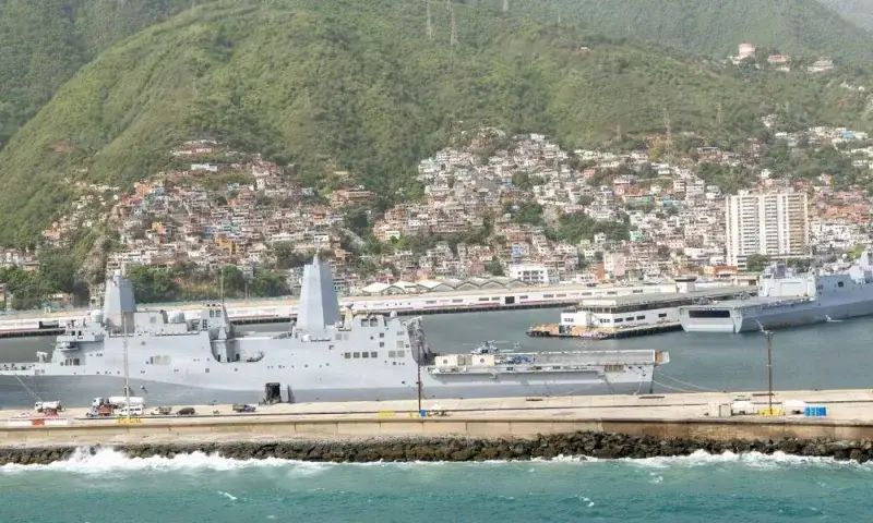 El USS San Antonio asume la coordinación de ayuda en La Guaira