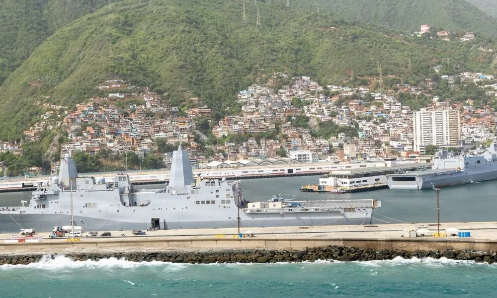 El USS San Antonio asume la coordinación de ayuda en La Guaira