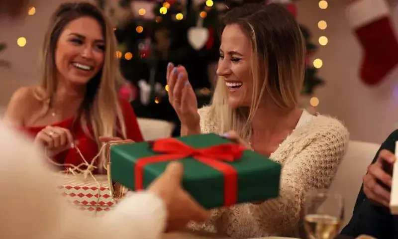 En un mínimo de 5 dólares fijan tarifa de regalo para el amigo secreto