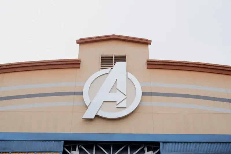 a sign on the side of a building that says avengers
