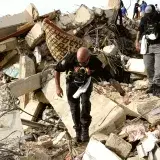 Familiares siguen removiendo escombros en Caraballeda