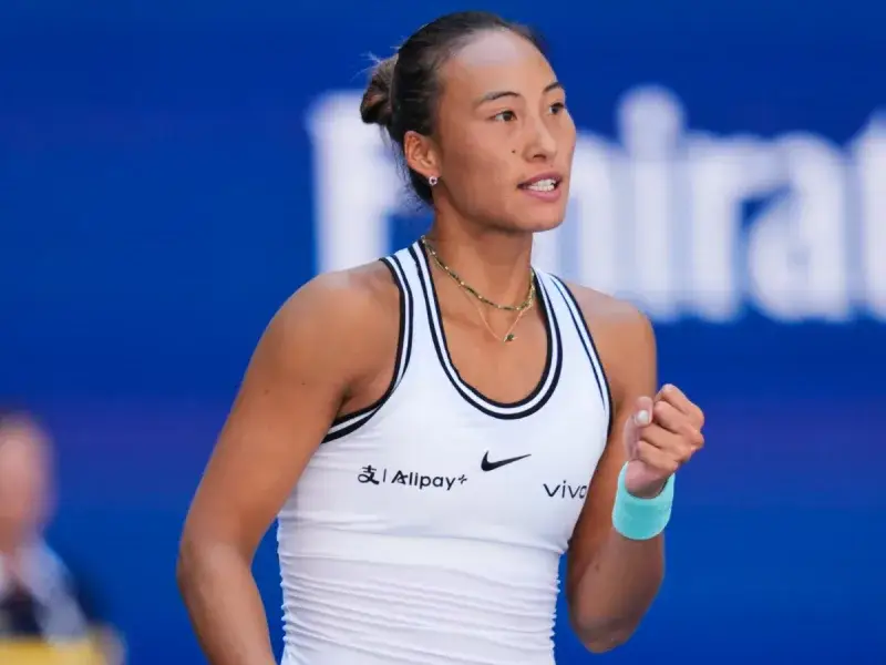 Zheng Qinwen avanza a cuartos del US Open tras remontar a Swiatek