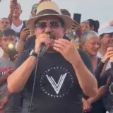 Luis Silva cantó en Playa Verde por las víctimas de sismos