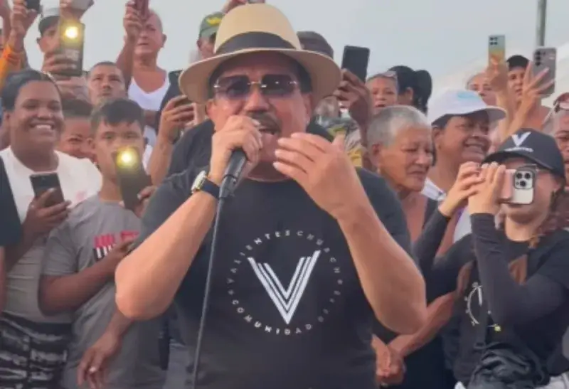 Luis Silva cantó en Playa Verde por las víctimas de sismos
