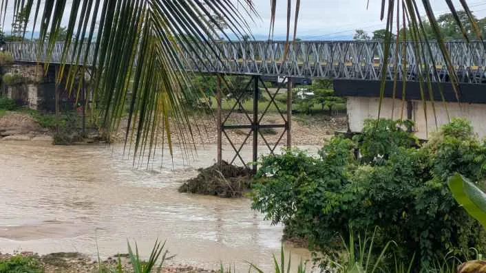 Productores arriesgan sus vidas en el río Burgua tras caer el puente