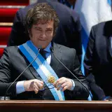 Argentina devalúa la moneda para estabilizar la economía