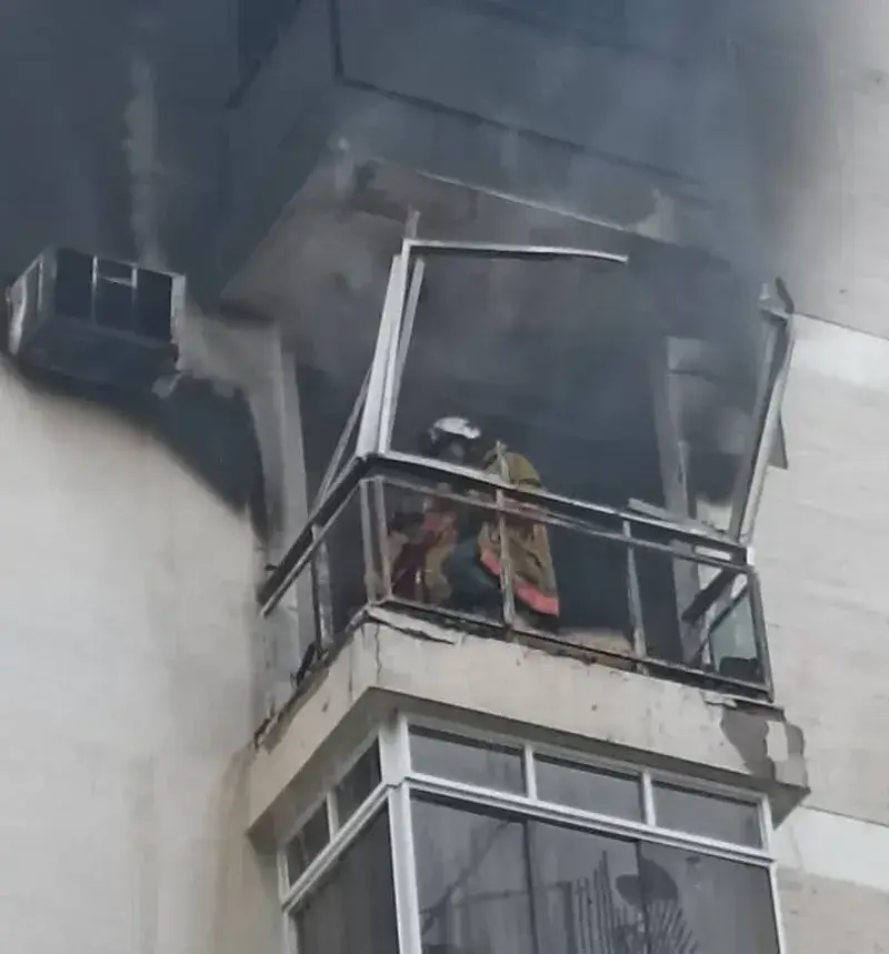 Dos personas fallecidas en incendio en edificio en Los Palos Grandes