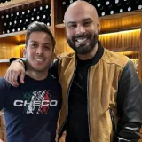Critican a Alex Tienda por tomarse foto con Omar Enrique