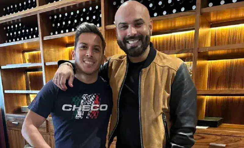 Critican a Alex Tienda por tomarse foto con Omar Enrique