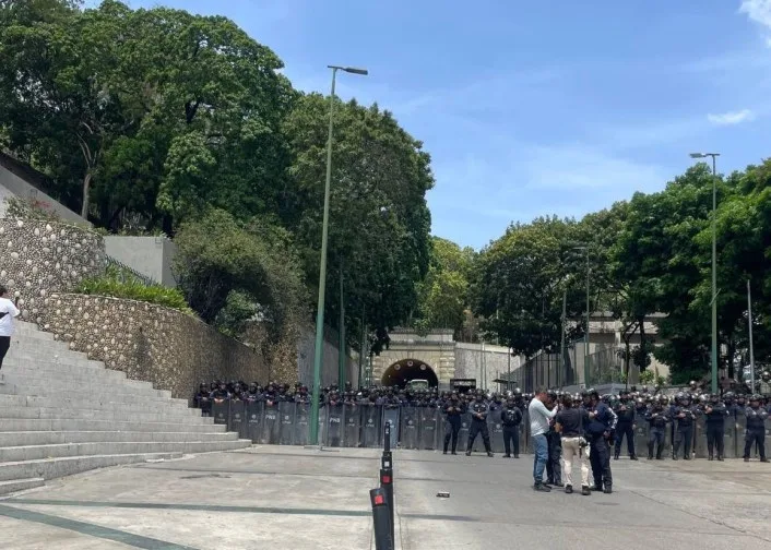 Familiares de presos políticos protestaron frente al cerco