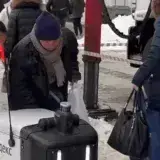 
			VIDEO: Moscovitas ayudan a un robot repartidor a sobrevivir tras una fuerte nevada en la capital rusa		