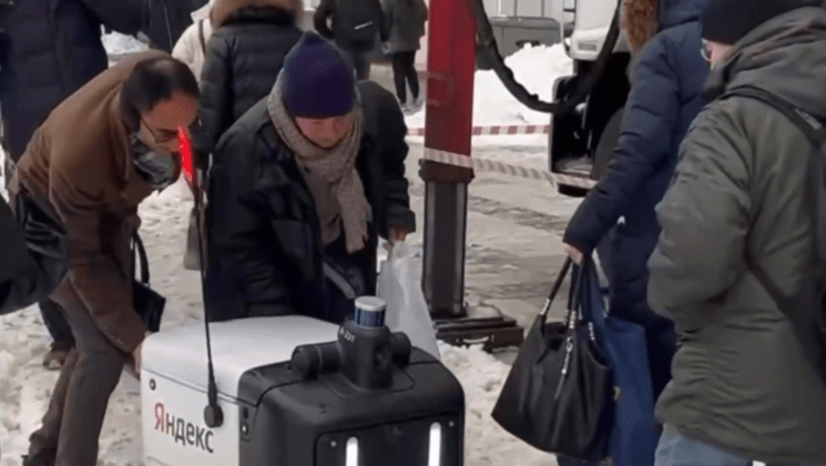 VIDEO: Moscovitas ayudan a un robot repartidor a sobrevivir tras una fuerte nevada en la capital rusa