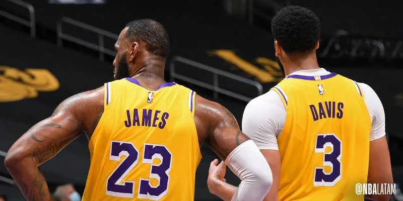 LeBron James sería el armador de los Sixers en Filadelfia