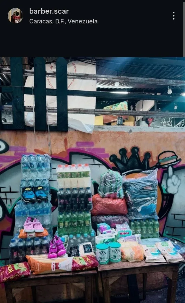 Un barbero en Caracas cambia cortes gratis por insumos para familias damnificadas