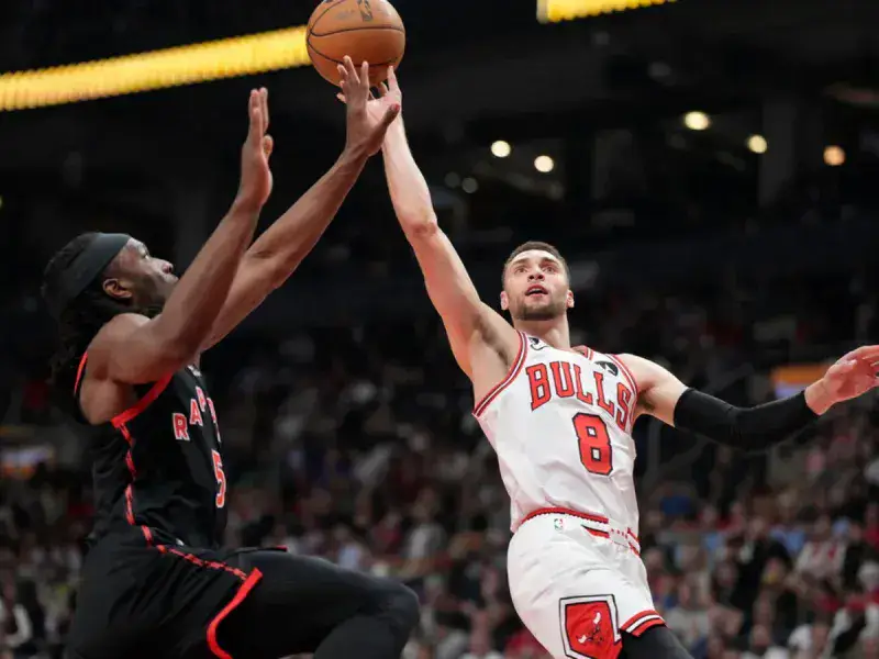 LaVine impulsó a Bulls para eliminar a los Raptors