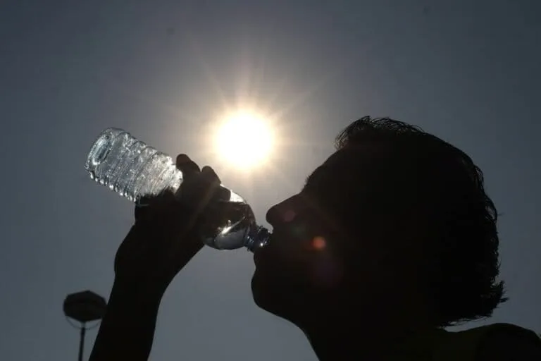 Calor nocturno reduce horas de sueño en todo el mundo