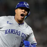 Venezolano Salvador Pérez gana el premio Roberto Clemente de 2024 