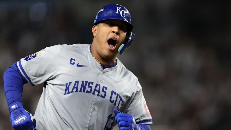 Venezolano Salvador Pérez gana el premio Roberto Clemente de 2024 