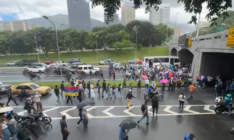 Protestan en Caracas por el regreso de María Corina Machado