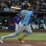 Jackson Chourio decidió en el inning 11 el triunfo de Cerveceros ante Arizona