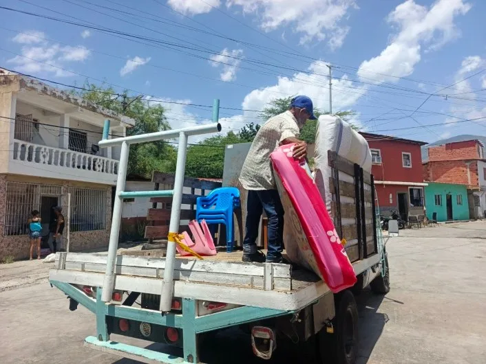 Sobrevivientes La Guaira buscan recuperar pertenencias tras terremotos