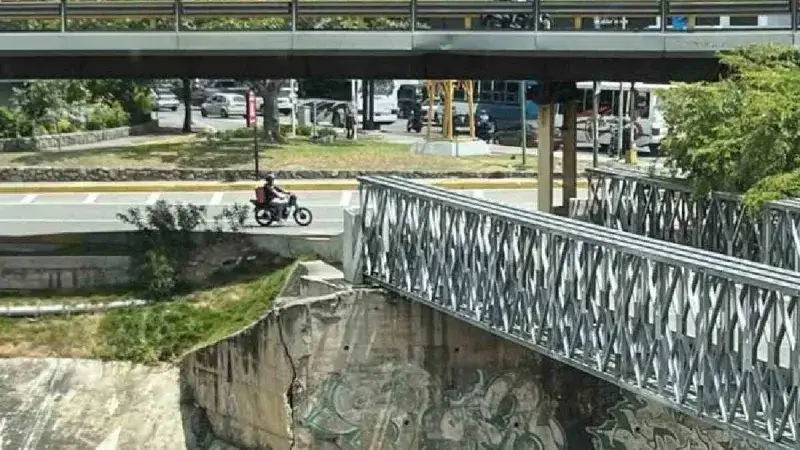 Desmontan puente de guerra de El Rosal para llevarlo a La Guaira