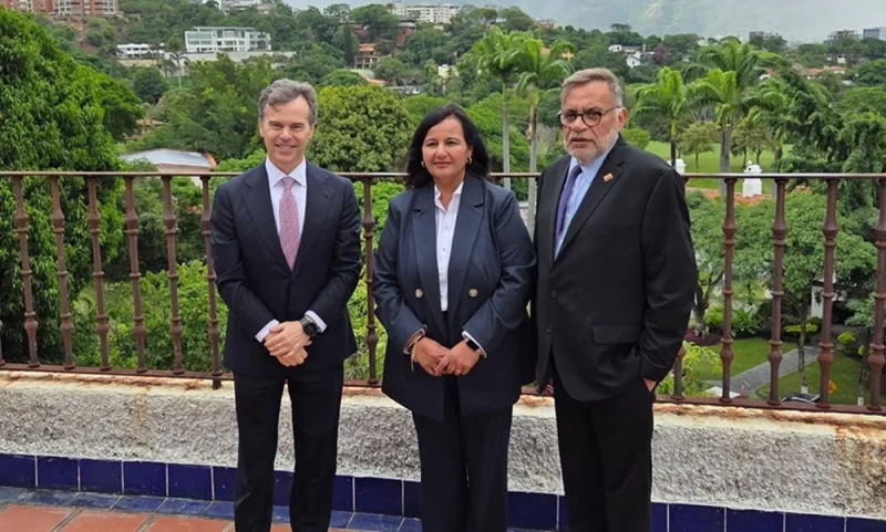 Dinorah Figuera agradece a John Barrett por reunión en Caracas