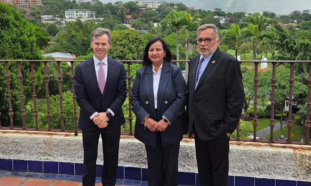 Dinorah Figuera agradece a John Barrett por reunión en Caracas