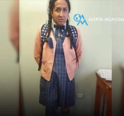 ¡Insólito! hombre de 42 años se disfraza de niña para grabar a menores en el baño escolar (Video)