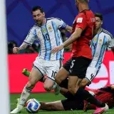 Messi lidera goleadores con 21 y el Mundial con 8