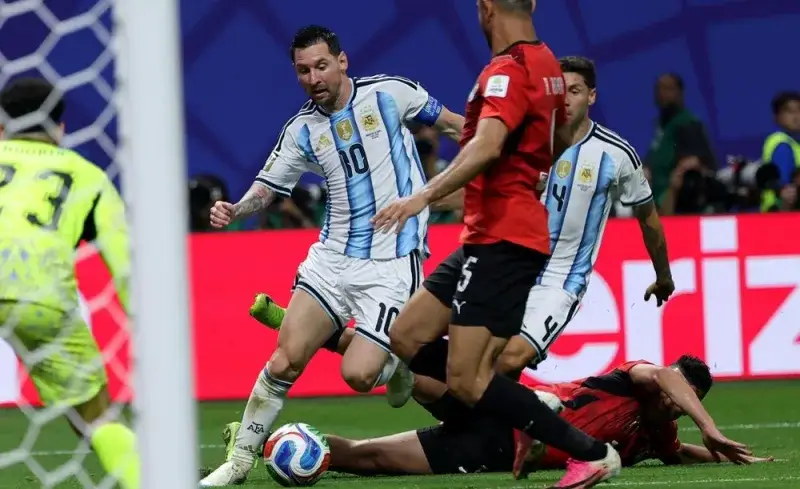 Messi lidera goleadores con 21 y el Mundial con 8