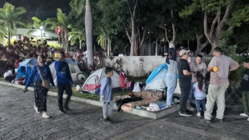 Familias de Ciudad Lebrún duermen en parques de Caracas tras los terremotos