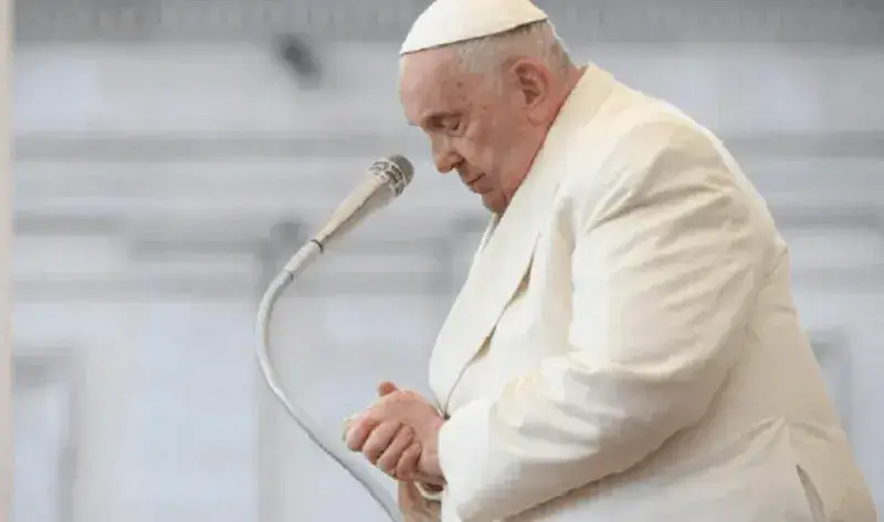 El Papa reza por madres de soldados ucranianos y rusos fallecidos