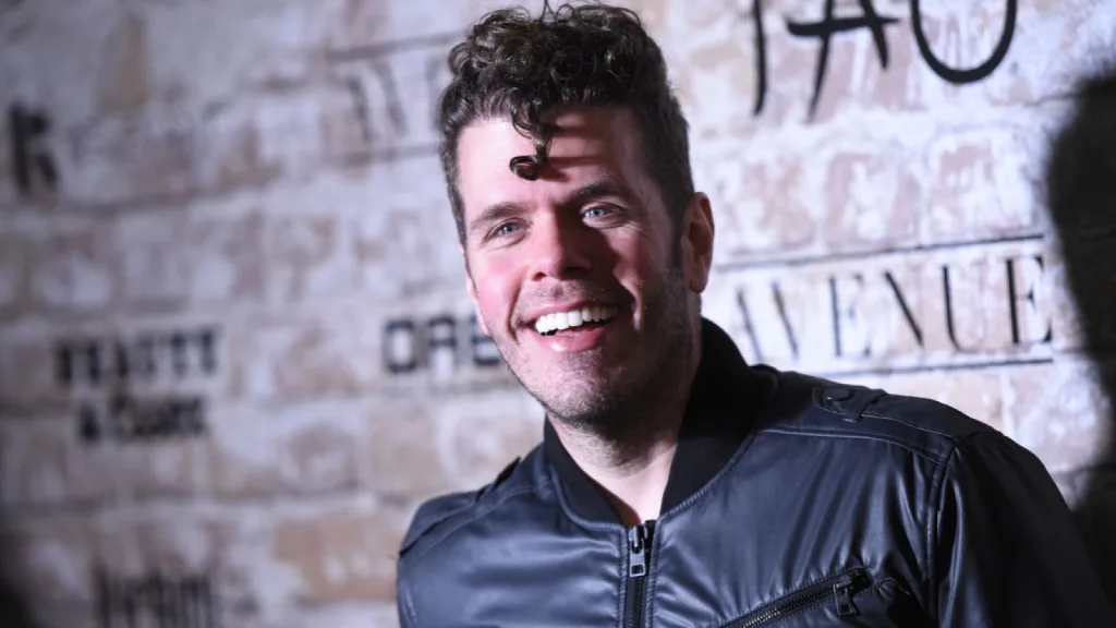 Perez Hilton requiere cirugía tras sufrir lesiones en un en vivo