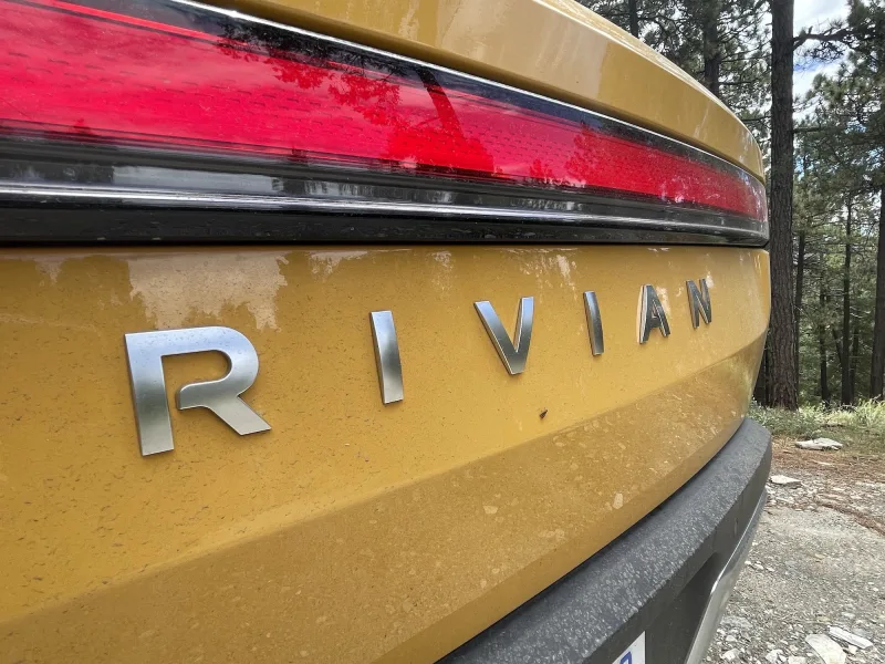 Demandan a Rivian por supuestas promesas falsas sobre conducción autónoma