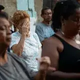 Vecinos de Urimare rezan por víctimas del sismo de hace un mes
