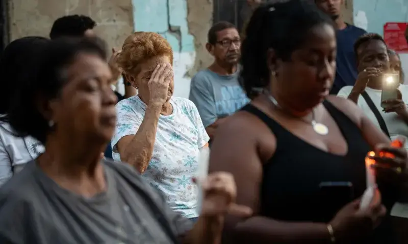 Vecinos de Urimare rezan por víctimas del sismo de hace un mes