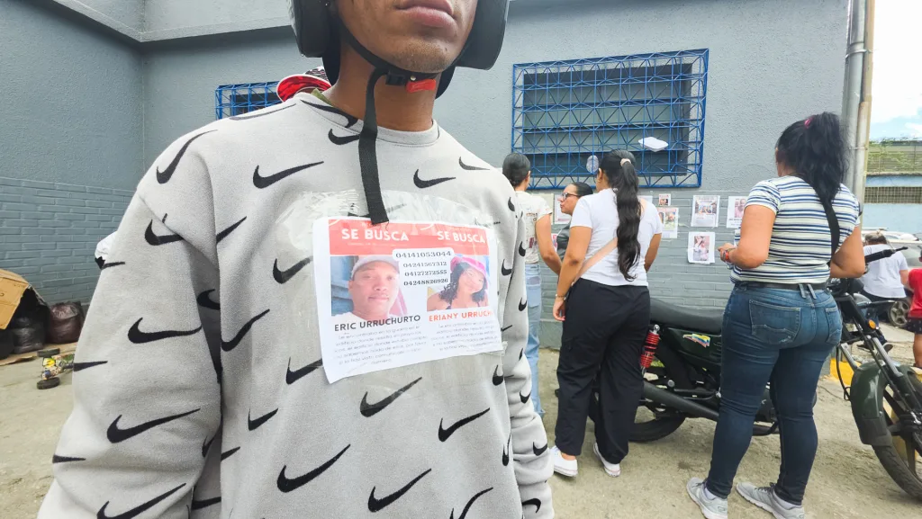 Familias recorren hospitales de Caracas y listas en papel para hallar desaparecidos