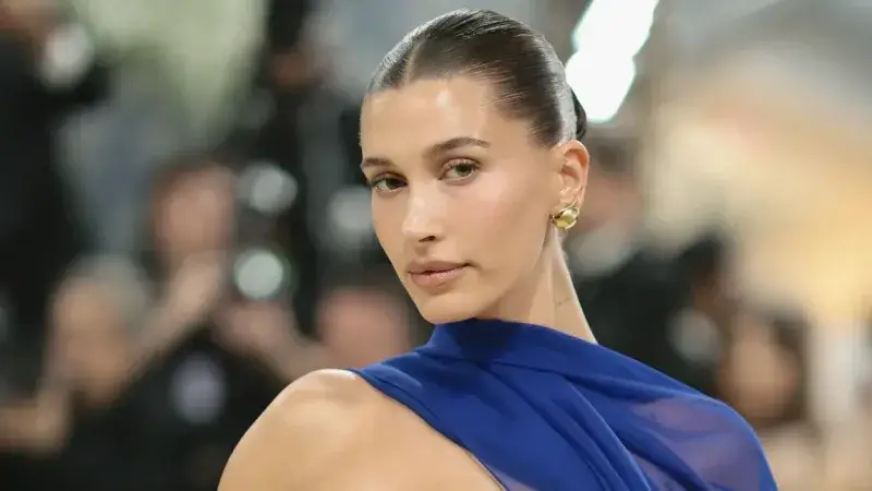 Espresso Glaze: el castaño oscuro de Hailey Bieber que arrasa