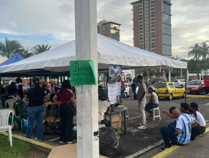 Más de 90 barberos ofrecieron cortes a cambio de insumos en la Plaza Monumental