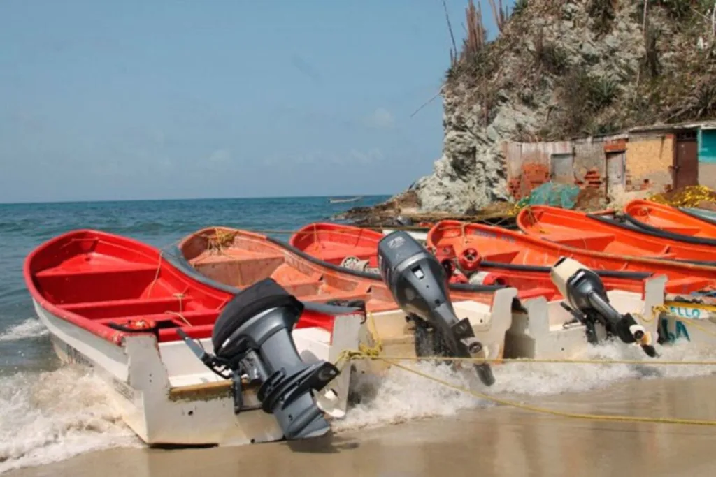 Hallan con vida a tres pescadores desaparecidos en una lancha en Aragua