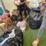 Madres con bebés enfrentan falta de agua y hacinamiento en refugio de Caracas