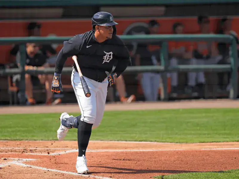 Miggy acosa a Cobb en extrabases