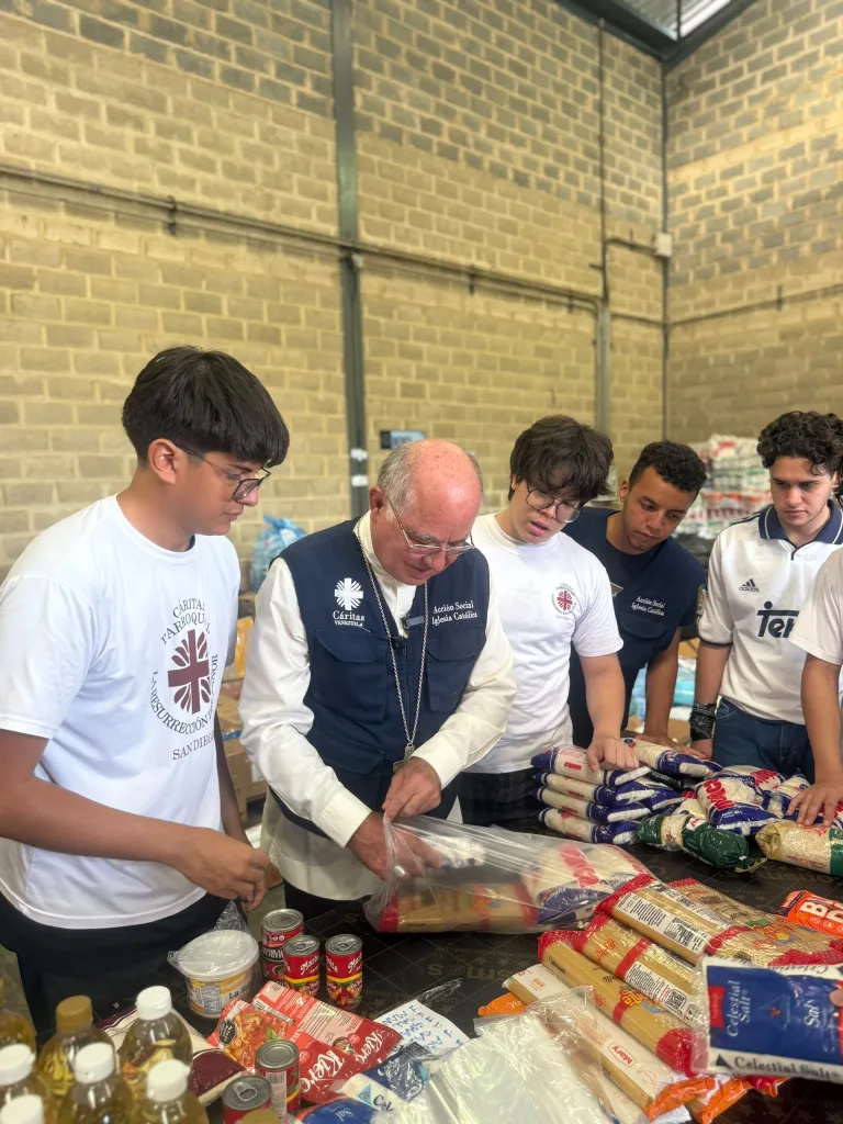 Arzobispo de Valencia visita centro de acopio de Cáritas