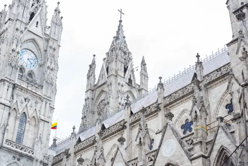 Capture of the Basilica del Voto Nacional, showcasing its neo-gothic architecture and iconic towers.